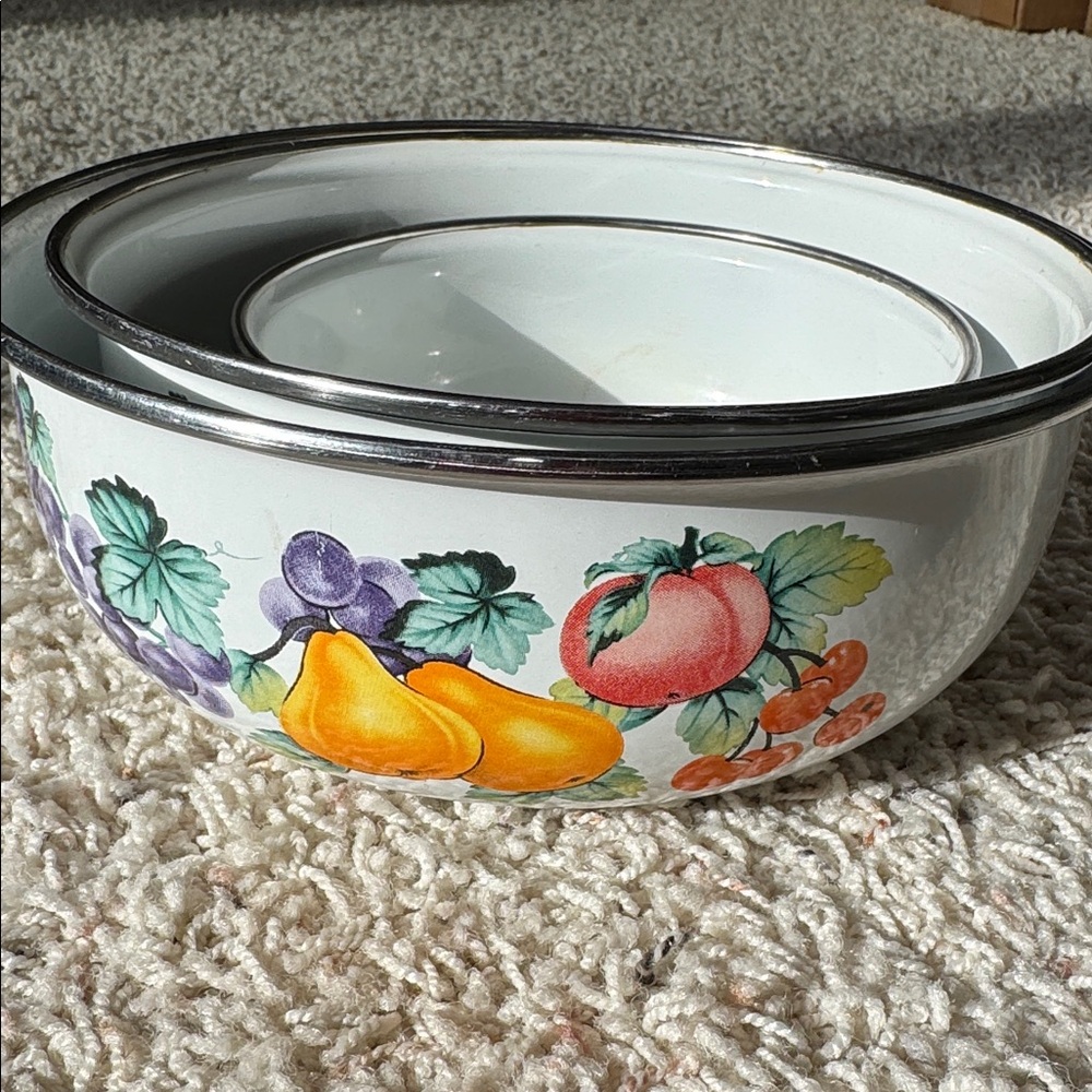 Vintage set of 3 enameled mixing bowls in great condition